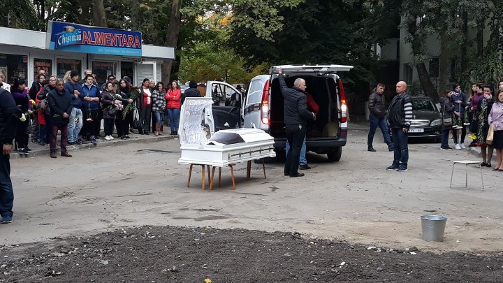 LACRIMI şi DURERE. Băieţelul de 4 ani şi mama acestuia, morţi în explozia din sectorul Râşcani, conduşi pe ultimul drum (FOTO/VIDEO)