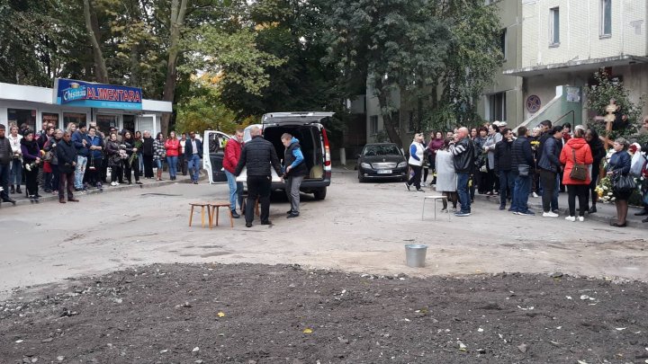 LACRIMI şi DURERE. Băieţelul de 4 ani şi mama acestuia, morţi în explozia din sectorul Râşcani, conduşi pe ultimul drum (FOTO/VIDEO)