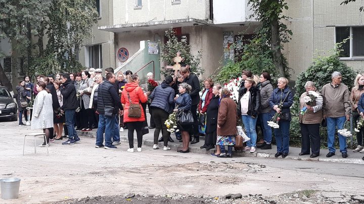 LACRIMI şi DURERE. Băieţelul de 4 ani şi mama acestuia, morţi în explozia din sectorul Râşcani, conduşi pe ultimul drum (FOTO/VIDEO)