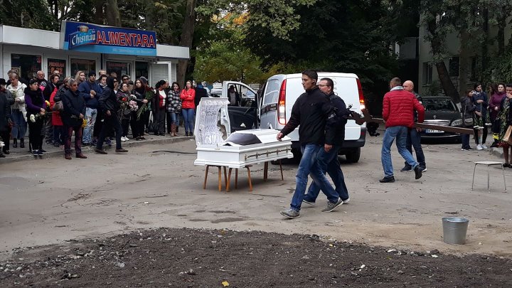 LACRIMI şi DURERE. Băieţelul de 4 ani şi mama acestuia, morţi în explozia din sectorul Râşcani, conduşi pe ultimul drum (FOTO/VIDEO)