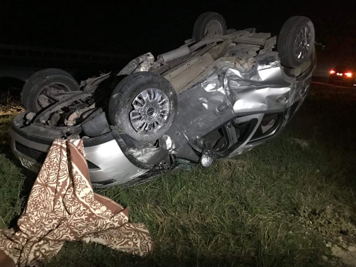 Grav accident de circulație la Peresecina. O mașină s-a răsturnat după ce a fost lovită în plin (FOTO)