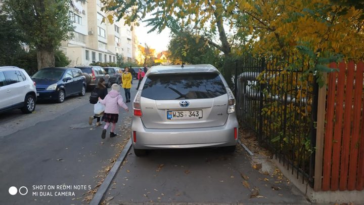 REVOLTĂTOR: Cum şi-a parcat maşina un şofer din Capitală (FOTO)