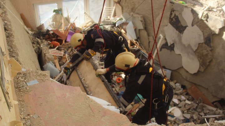 Explozie în sectorul Râşcani. Ofiţerul de presă al IGSU: Salvatorii şi pompierii lucrează în condiţii de risc (VIDEO)