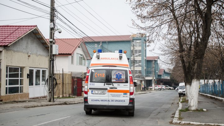 Trei elevi de la un liceu din Tulcea au fost duşi la spital cu halucinaţii şi greaţă după ce au fumat o ţigară