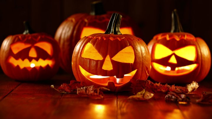 Cum îți ghicești viitorul soț în coaja de măr în noaptea de Halloween 