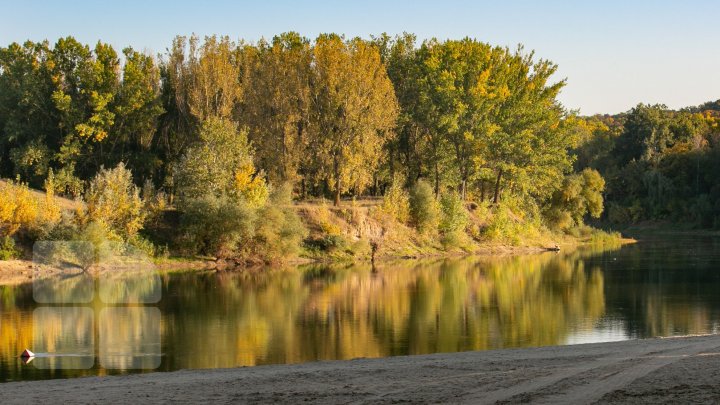 Toamna, în culori ce par că s-au prelins din paleta unei acuarele. Imagini ce par rupte dintr-o poveste