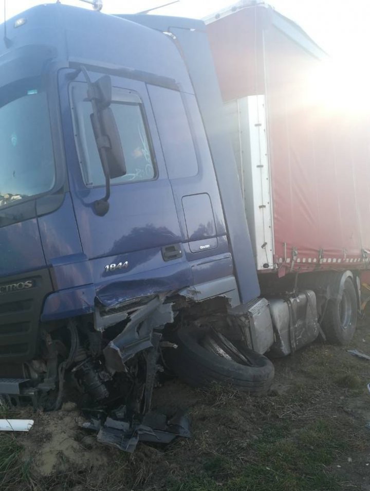 UN NOU ACCIDENT în CURBA MORȚII de la Bursuc: O maşină S-A RĂSTURNAT pe şosea (VIDEO/FOTO)