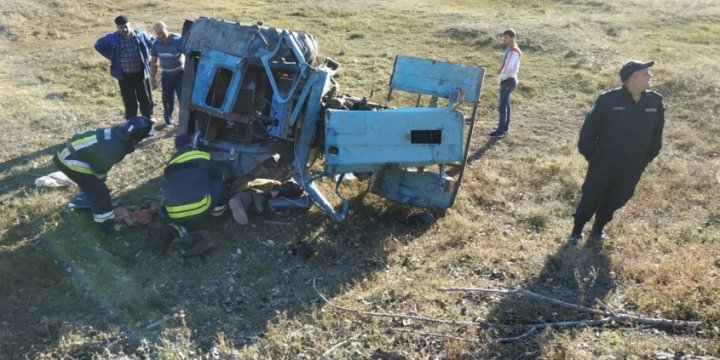 IMAGINI ŞOCANTE. Un bărbat din Sângerei şi-a pierdut viaţa într-un accident de tractor (FOTO)