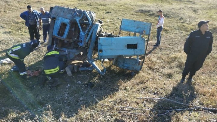 IMAGINI ŞOCANTE. Un bărbat din Sângerei şi-a pierdut viaţa într-un accident de tractor (FOTO)