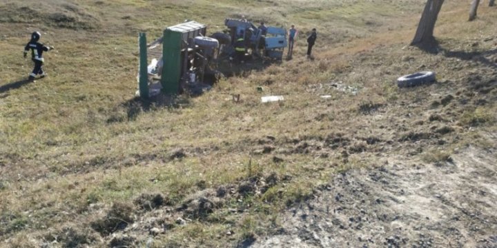 IMAGINI ŞOCANTE. Un bărbat din Sângerei şi-a pierdut viaţa într-un accident de tractor (FOTO)