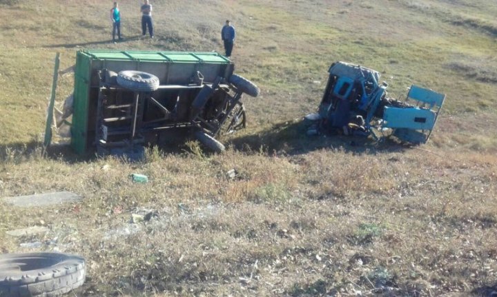 IMAGINI ŞOCANTE. Un bărbat din Sângerei şi-a pierdut viaţa într-un accident de tractor (FOTO)