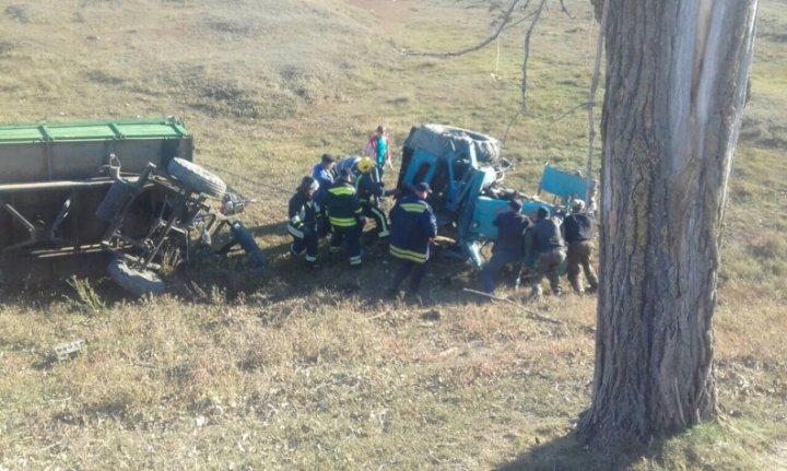 IMAGINI ŞOCANTE. Un bărbat din Sângerei şi-a pierdut viaţa într-un accident de tractor (FOTO)