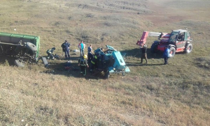 IMAGINI ŞOCANTE. Un bărbat din Sângerei şi-a pierdut viaţa într-un accident de tractor (FOTO)