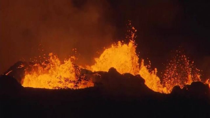 Insula indoneziană Sulawesi, lovită de o altă ameninţare: A erupt vulcanul Soputan