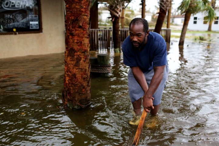  Momentul în care vântul de 250 km/oră smulge acoperișul caselor din Florida (VIDEO/FOTO)