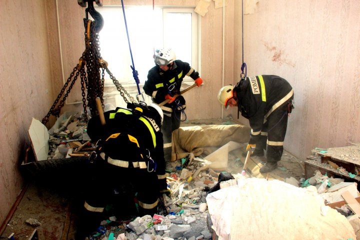 TABLOU SUMBRU la blocul afectat de explozie. Salvatorii continuă lucrările, iar sinistrații privesc disperaţi la casele ruinate (IMAGINI JALNICE)