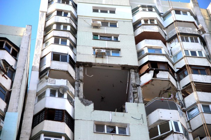 TABLOU SUMBRU la blocul afectat de explozie. Salvatorii continuă lucrările, iar sinistrații privesc disperaţi la casele ruinate (IMAGINI JALNICE) 