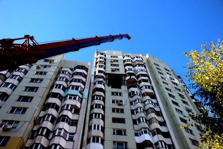 TABLOU SUMBRU la blocul afectat de explozie. Salvatorii continuă lucrările, iar sinistrații privesc disperaţi la casele ruinate (IMAGINI JALNICE)