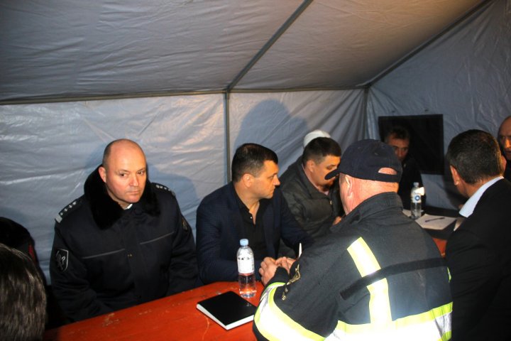 TABLOU SUMBRU la blocul afectat de explozie. Salvatorii continuă lucrările, iar sinistrații privesc disperaţi la casele ruinate (IMAGINI JALNICE)