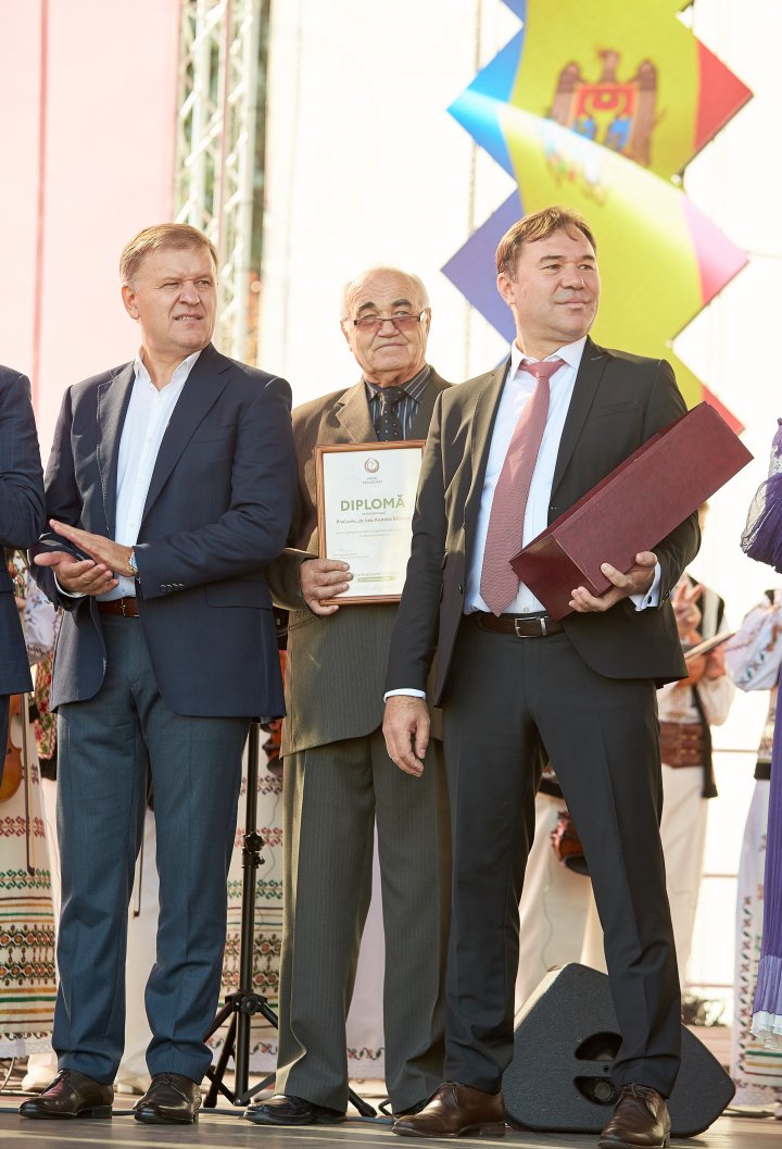 De Ziua Naţională a Vinului, vinificatorii moldoveni au fost premiați pentru rezultatele obţinute în domeniu