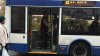 Călătorie cu GHINION pentru pasagerii unui troleibuz de pe linia 22. O uşă a căzut în timpul mersului (FOTO)