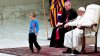 PUBLIKA WORLD: Moment haios la Vatican. Un băieţel a urcat pe scenă în timpul discursului Papei Francisc (VIDEO)