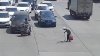 Gest demn de apreciat! Un șofer a blocat traficul pentru a permite unei bătrâne să traverseze strada (VIDEO)