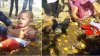 Gest INUMAN: Își îngroapă copiii în bălegar și îi lasă să plângă fără milă (VIDEO)