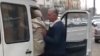 Cum se chinuie oamenii să se înghesuie într-un maxi-taxi din Capitală. Vedeţi eroul care a reuşit să închidă uşa (VIDEO)