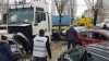 ACCIDENT DE GROAZĂ în apropiere de Moldova. Un şofer băut a intrat cu TIR-ul în nouă maşini parcate şi le-a făcut praf