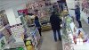 Vânzătoarele unui magazin din Bălţi, AMENINŢATE de un tânăr. De cine au fost salvate (VIDEO)