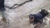 E INUMAN! Un copil cu paralizie cerebrală A FOST FĂCUT PUNTE de niște elevi pentru a traversa un râu (VIDEO)