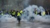 Proteste violente la Paris. Manifestanţii au aruncat cu pietre în forţele de ordine. Jandarmii au intervenit cu gaze lacrimogene