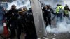 PUBLIKA WORLD: Ciocniri violente între manifestanţii din Paris şi scutieri. Cel puţin 20 de oameni au fost răniţi, iar 101 arestaţi