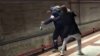 IMAGINI TERIFIANTE. Un student a blocat în ultimul moment un bărbat ce voia să se arunce în faţa unui metrou (VIDEO)