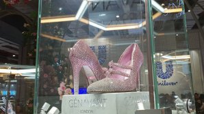GLAM ALERT! Pantofi ACOPERIŢI INTEGRAL CU BRILIANTE expuşi în Shanghai 