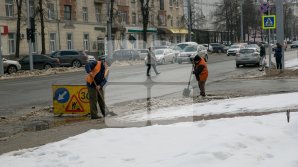 Toate sectoarele din Capitală, dar şi suburbiile, CURĂŢATE DE ZĂPADĂ. Drumarii au împrăştiat 370 de tone de material antiderapant