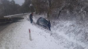 Accident pe traseul Hîncești – Chișinău. Patru sportivi minori și antrenorul acestora, ajutați de polițiști