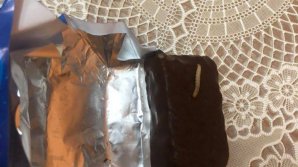 Descoperire dezgustătoare la un supermarket din Chişinău. Ce a găsit un bărbat în interiorul unei ciocolate (FOTO)