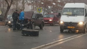 Dimineață cu GHINION. Roata unei mașini de gunoi a sărit din mers și a lovit un automobil (FOTO)