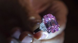 Un diamant roz unic va fi scos la licitaţie marţi, la Geneva