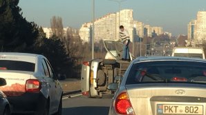 ACCIDENT GRAV la intrarea în Capitală. O mașină de taxi s-a răsturnat (FOTO)