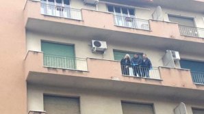 GEST ŞOCANT. Un bărbat şi-a ucis soţia, apoi s-a aruncat de la etaj... a considerat că a trăit prea mult