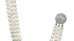 Bijuterii rare ale reginei Maria Antoaneta, scoase la licitaţie. Piesele de rezistenţă, un pandantiv cu diamante şi o perlă naturală