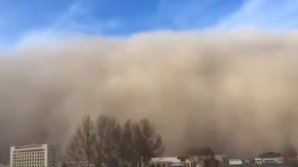 Un oraș din China, înghiţit de un nor de nisip (VIDEO)