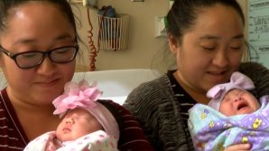 COINCIDENŢĂ MIRACULOASĂ. Două surori gemene din SUA au născut în aceeaşi noapte, la o oră diferenţă