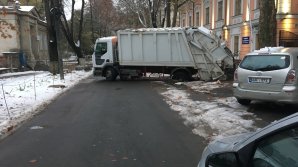 GHINION: Un şofer s-a pomenit cu maşina blocată într-o groapă în centrul Capitalei (VIDEO)