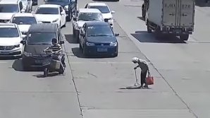 Gest demn de apreciat! Un șofer a blocat traficul pentru a permite unei bătrâne să traverseze strada (VIDEO)