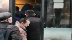 NINSORI ŞI LAPOVIŢĂ în toată ţara. Oamenii se îmbulzesc să urce în autobuz (VIDEO)