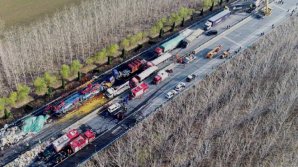 Nouă şoferi de TIR au murit într-un accident cu 28 de camioane implicate (VIDEO)